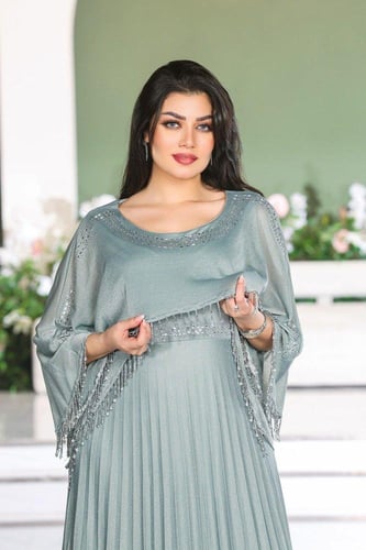 فستان سهرة ياقة مدورة وأكمام شفافة مزينة بالترتر ب...