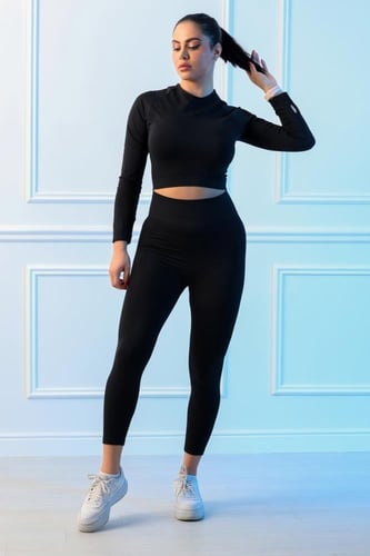 طقم رياضي نسائي مكون من توب قصير بأكمام طويلة وياق...