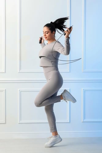 طقم رياضي نسائي مكوّن من توب قصير خط أسود مائل بأك...