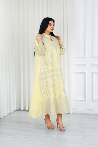 جلابية قماش بطول يصل للكاحل بياقة قصيرة مطرزة