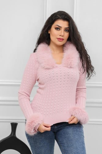 بلوزة نسائية صوف أكمام طويلة بياقه مزين بإضافة ريش