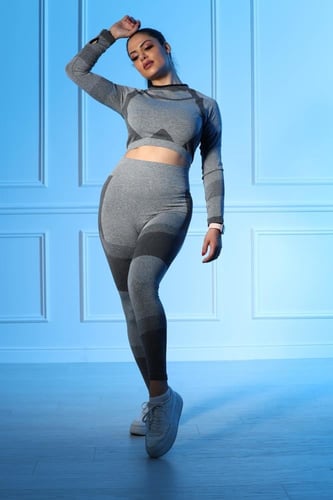 طقم رياضي نسائي مكون من توب قصير بأكمام طويلة وياق...