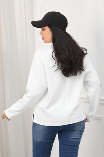 بلوفر بلياقة مرتفعة ومزودة بطبعة من الأمام