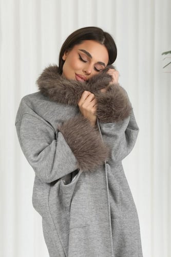 فروة شتوية طويلة مزودة بياقة وأطراف أكمام فرو بأزر...