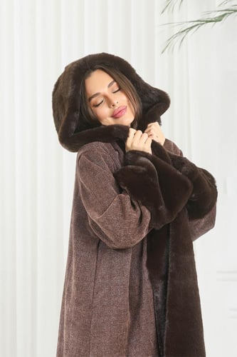 فروة شتوية طويلة مبطنة بالفرو من الداخل مزودة بقبع...