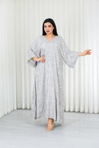 جلابية قماش بطول يصل للكاحل وياقة بشكل V مفتوحة عل...