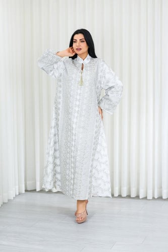 جلابية قماش بطول يصل للكاحل بياقة صغيرة وتطريز أني...