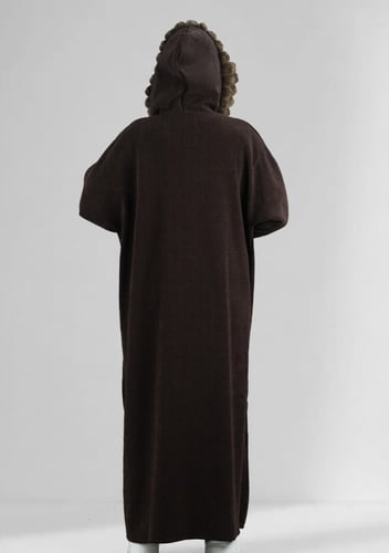 فروة شتوية طويلة محاطة بأكمام وقبعة فرو