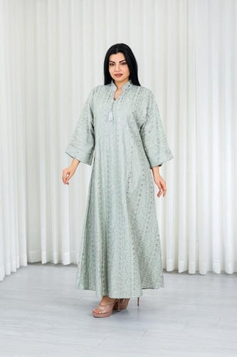 جلابية قماش بطول يصل للكاحل بأكمام واسعة وياقة صغي...