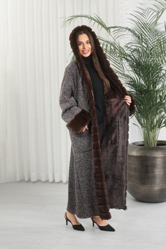 فروة شتوية طويلة مبطنة بالفرو من الداخل مزودة بفرو...