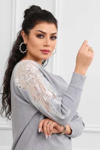 بلوزة نسائية صوف بأكمام طويلة بتفريغ وزخرفة ترتر