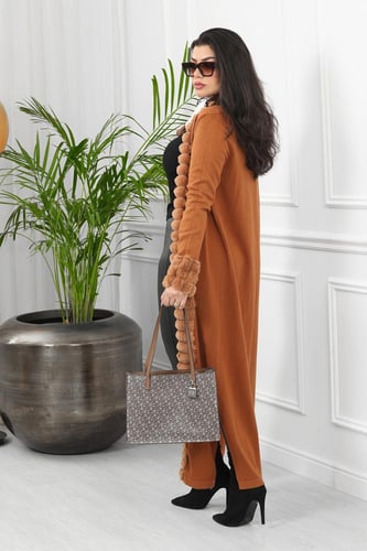 فروة شتوية طويلة بفتحة جانبية مزودة بفرو على الأكم...