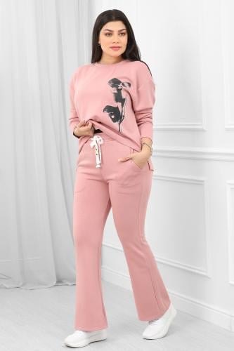 ترنج شتوي كاجوال بطبعة أنيقة وبنطال واسع من الأسفل