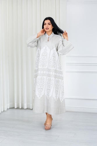 جلابية قماش بطول يصل للكاحل بياقة قصيرة مطرزة