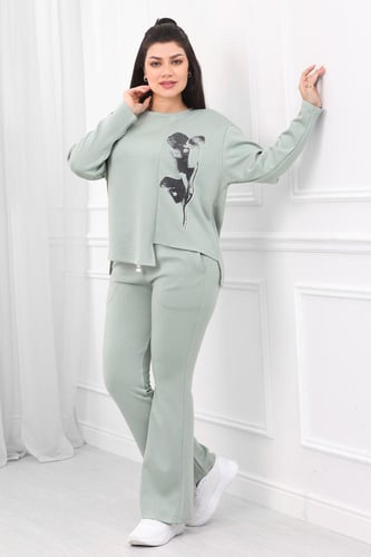 ترنج شتوي كاجوال بطبعة أنيقة وبنطال واسع من الأسفل