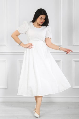 فستان كاجوال بأكمام منفوخة وطول يصل لمنتصف الساق