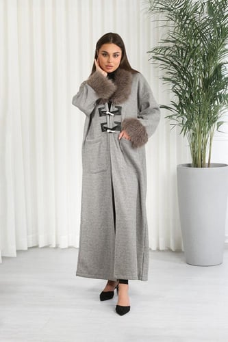 فروة شتوية طويلة مزودة بياقة وأطراف أكمام فرو بأزر...