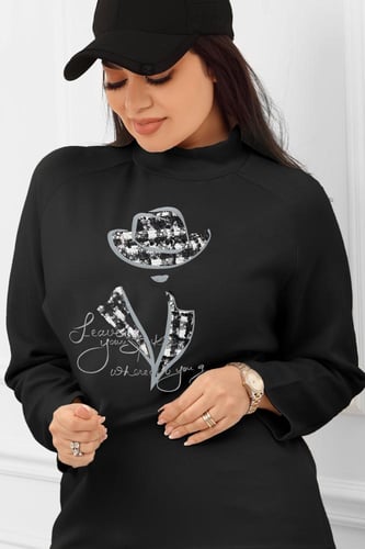 بلوفر بياقة مرتفعة ومزودة بطبعة من الأمام