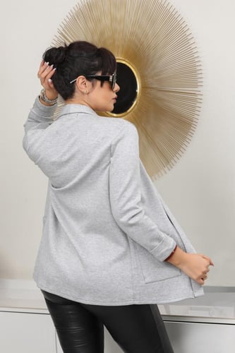 جاكيت شتوي رسمي قصير بياقة مطوية على طول الجاكيت و...