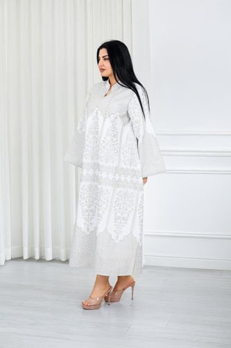 جلابية قماش بطول يصل للكاحل بياقة قصيرة مطرزة