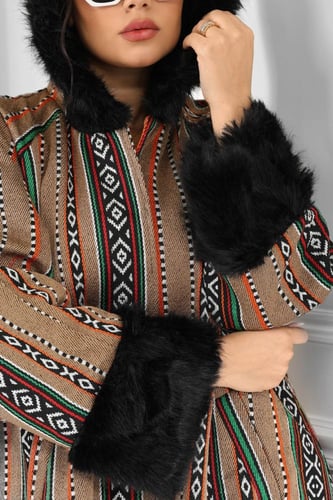 فروة شتوية طويلة مبطنة بالفرو من الداخل مطرزة سدو...