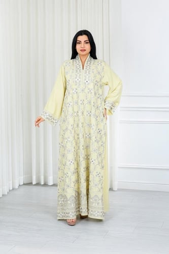 جلابية قماش بطول يصل للكاحل بياقة قصيرة وتطريز هند...