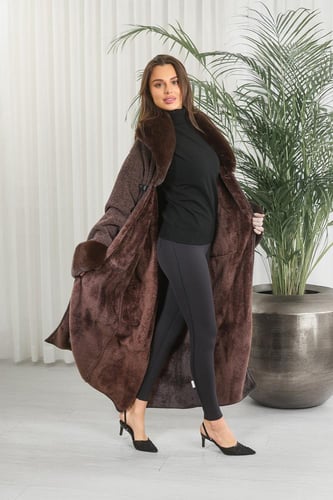 فروة شتوية طويلة مبطنة بالفرو من الداخل ومزودة بيا...