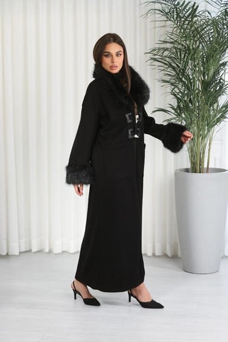 فروة شتوية طويلة مزودة بياقة وأطراف أكمام فرو بأزر...