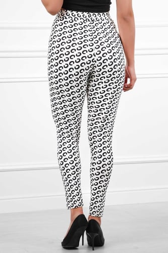 بنطال قطني سكيني بخصر مطاطي ومزين بنقشة بشكل حدوة...