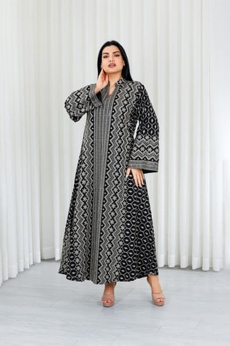 جلابية قماش بطول يصل للكاحل بياقة صغيرة وتطريز تقل...