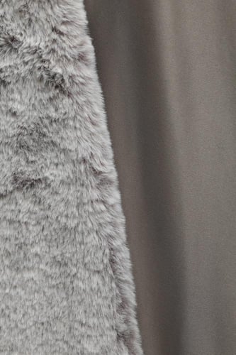 فروة شتوية طويلة فلو مبطنة بالفرو من الداخل مزودة...