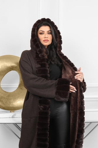 فروة شتوية طويلة مبطنة بالفرو من الداخل مزودة بفرو...