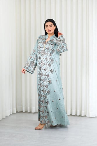 جلابية قماش بطول يصل للكاحل وياقة صغيرة مفتوحة على...