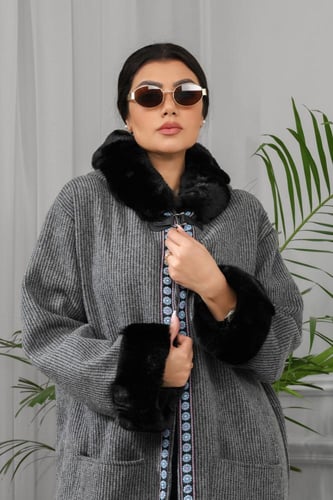 فروة شتوية طويلة مطرزة على الأطراف مزودة بجيب وفرو...