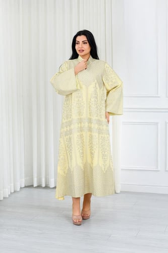 جلابية قماش بطول يصل للكاحل بياقة قصيرة مطرزة