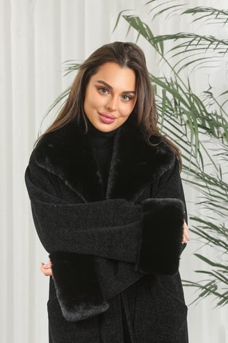 فروة شتوية طويلة مبطنة بالفرو من الداخل ومزودة بيا...