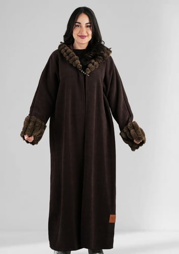 فروة شتوية طويلة محاطة بأكمام وقبعة فرو