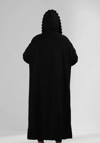 فروة شتوية طويلة مبطنة بالفرو من الداخل مزودة بأكم...