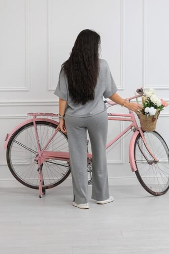 ترنج نسائي كاجوال طبي بنطال مع تيشيرت بتفاصيل بارز...