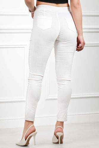 بنطال جينز خصر عالِ مطاطي بقصة ضيقة حتى الكاحل