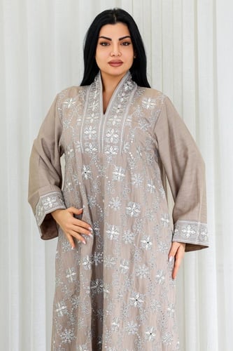 جلابية قماش بطول يصل للكاحل بياقة قصيرة وتطريز هند...