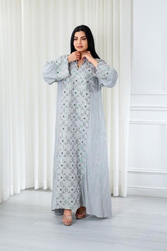 جلابية قماش بطول يصل للكاحل بياقة صغيرة وتطريز أما...