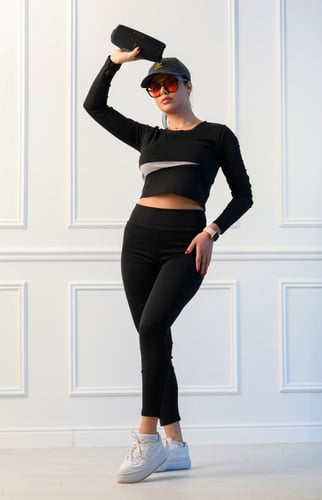 طقم رياضي نسائي مكوّن من توب قصير خط أسود مائل بأك...