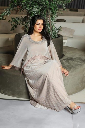 فستان سهرة ياقة مدورة وأكمام شفافة مزينة بالترتر ب...