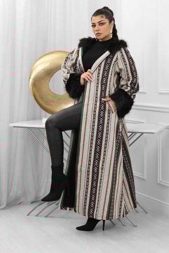 فروة شتوية طويلة مبطنة بالفرو من الداخل مطرزة سدو...