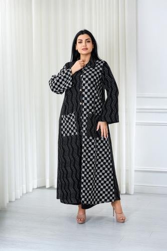 جلابية قماش بطول يصل للكاحل بأكمام واسعة وياقة وأز...