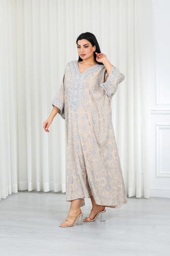 جلابية قماش بطول يصل للكاحل وياقة بشكل V مفتوحة عل...