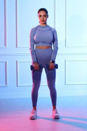 طقم رياضي نسائي مكون من توب قصير بأكمام طويلة وياق...