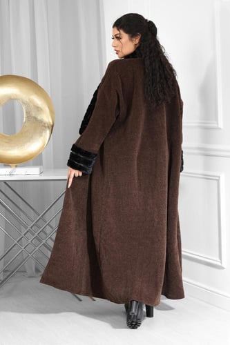 فروة شتوية طويلة مبطنة بالفرو من الداخل مزودة بفرو...