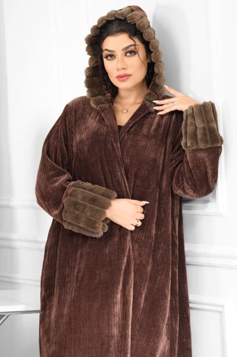 فروة شتوية طويلة موحدة اللون مزودة بفرو على القبعة...